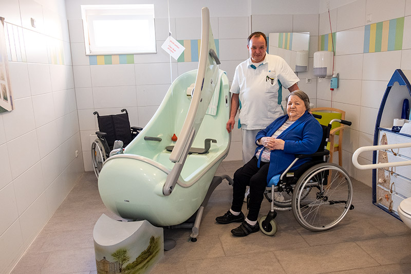 Moderne Hilfsmittel sind bei uns selbstverständlich, z. B. Badewannen mit seitlichem Einstieg