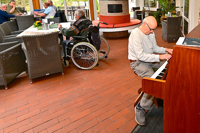 Nachmittagskaffee und Klavier spielen im Wintergarten im Altenpflegeheim