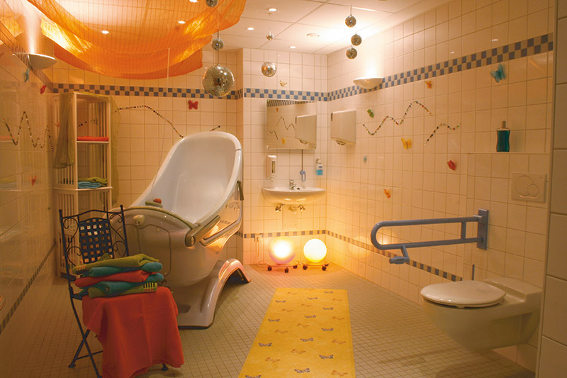 Wir nutzen modernste Hilfsmittel – auch die Badewanne ist für alle bequem zugänglich.