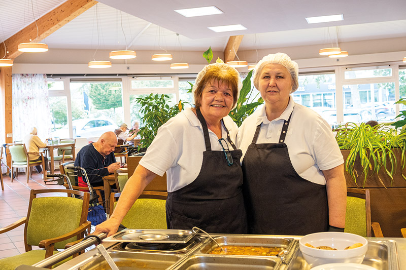 Essenausgabe im Festsaal im Pflegeheim in Soltau